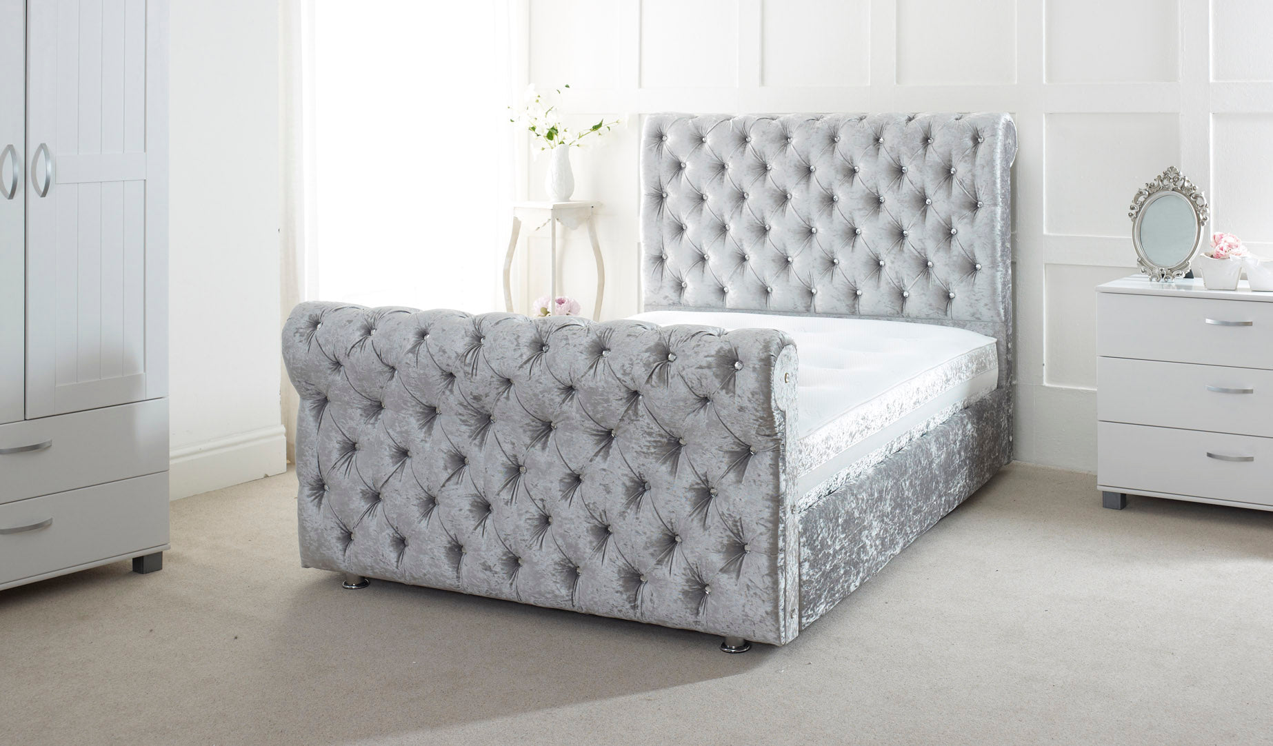 Oswald Chesterfield Upholstered Sleigh Bed
