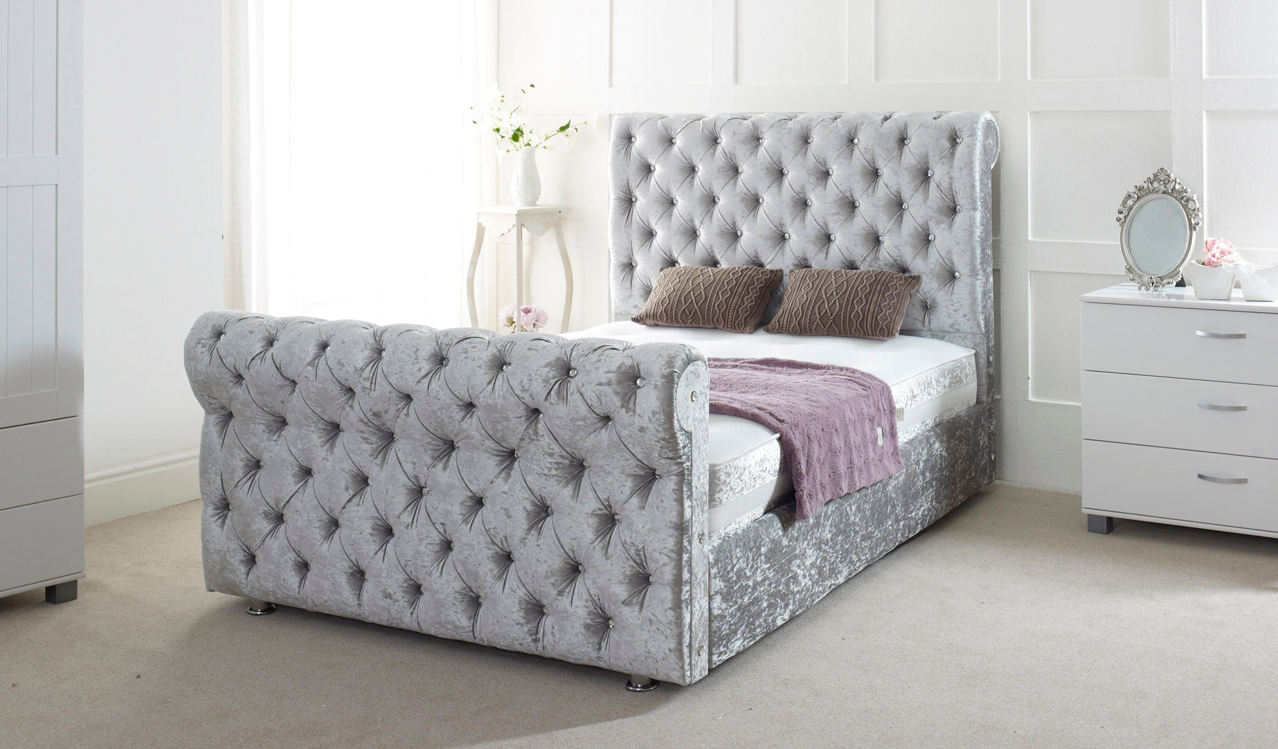 Oswald Chesterfield Upholstered Sleigh Bed