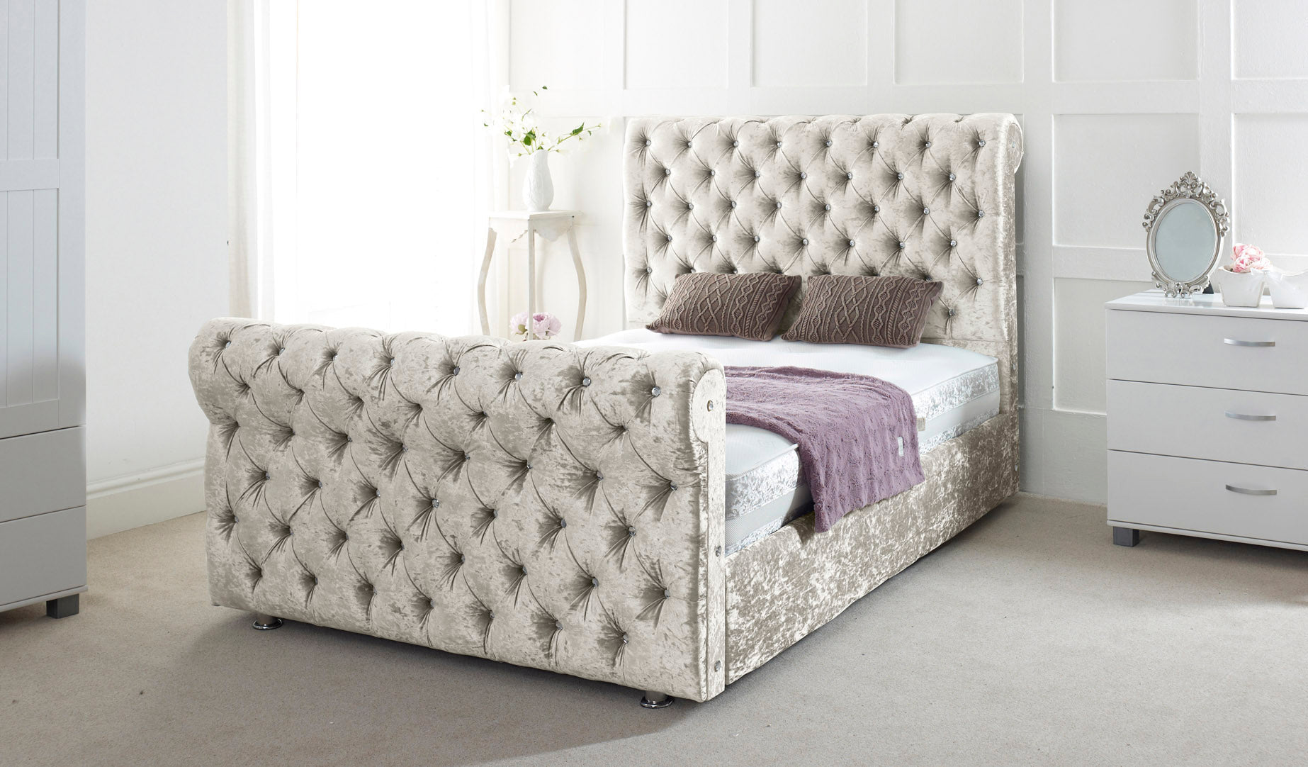Oswald Chesterfield Upholstered Sleigh Bed
