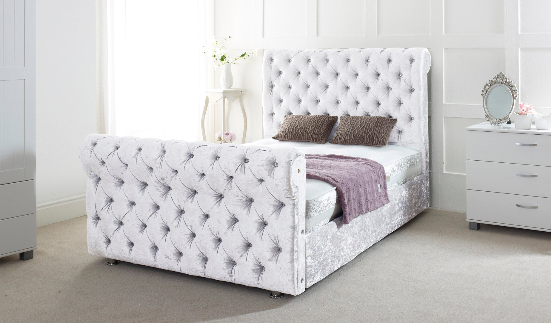 Oswald Chesterfield Upholstered Sleigh Bed