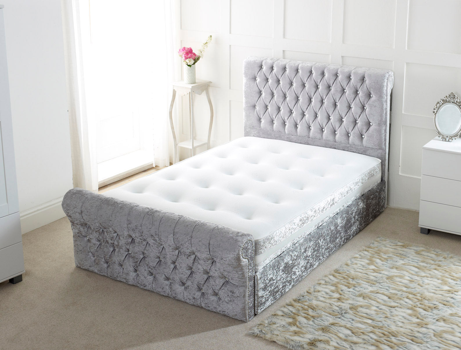 Robbin Chesterfield Upholstered Sleigh Bed