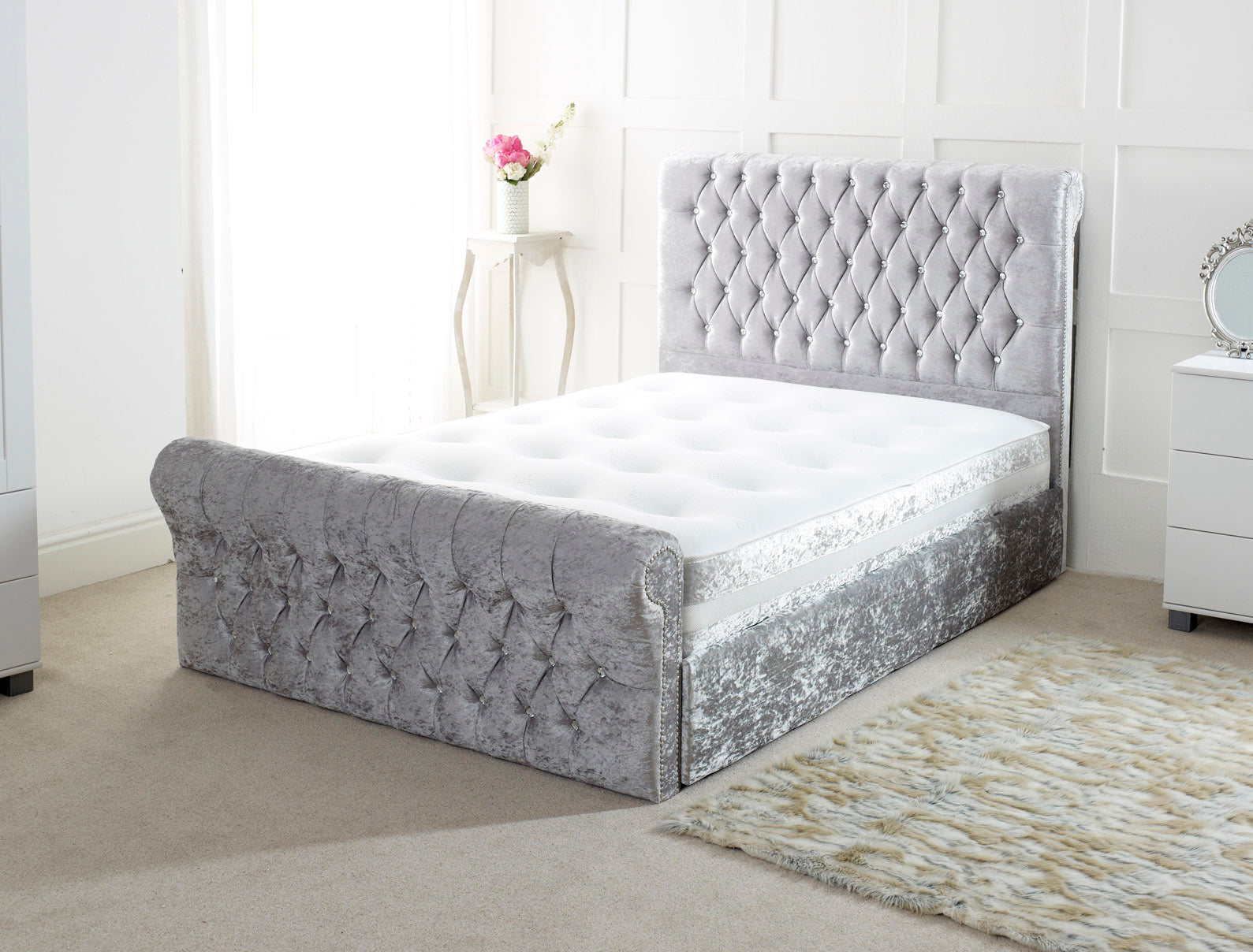 Robbin Chesterfield Upholstered Sleigh Bed