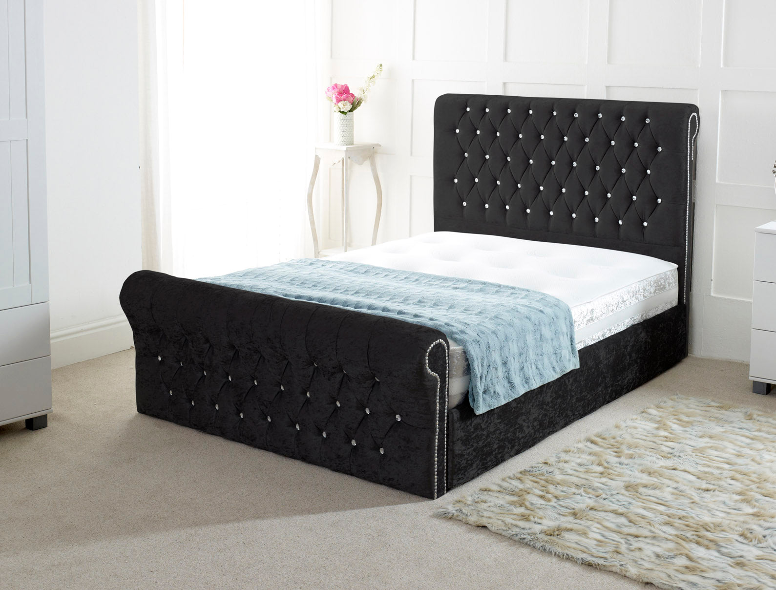 Robbin Chesterfield Upholstered Sleigh Bed