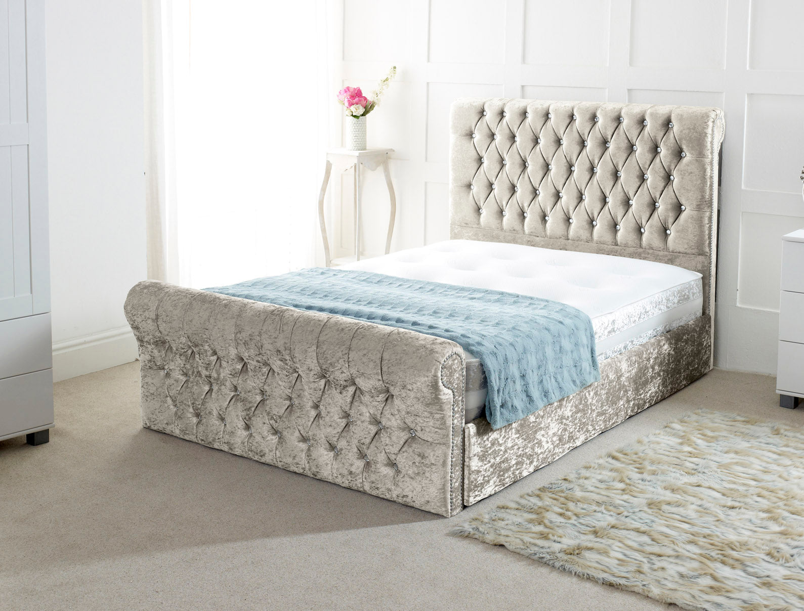 Robbin Chesterfield Upholstered Sleigh Bed