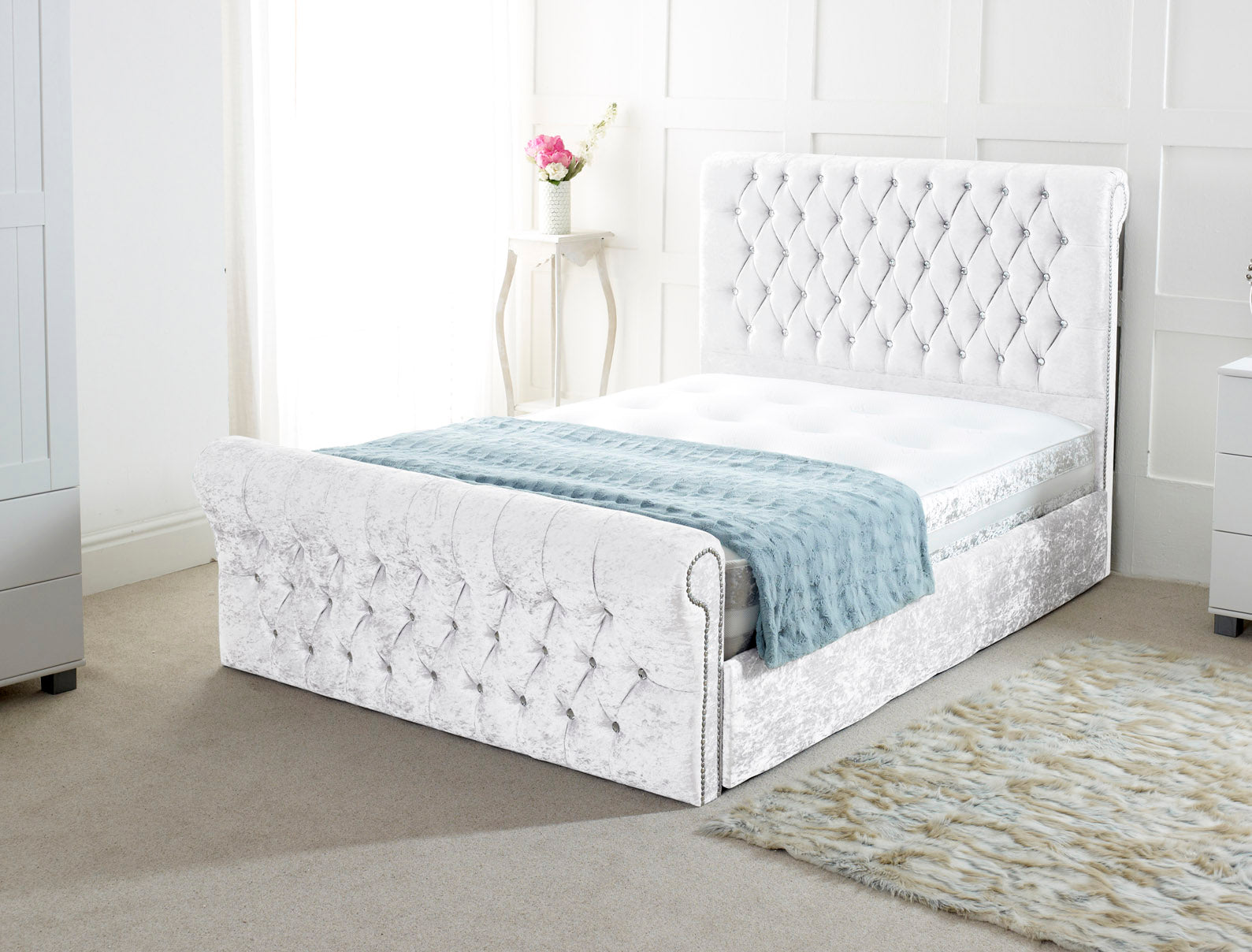 Robbin Chesterfield Upholstered Sleigh Bed
